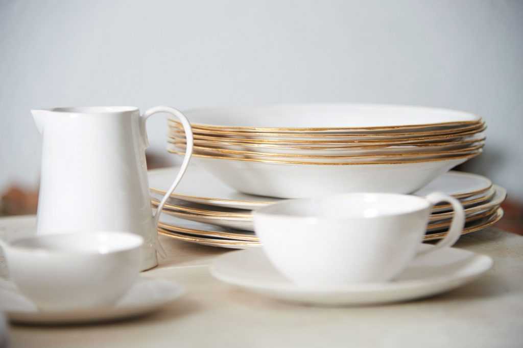 Gold collection ceramics by Vajillas del Ultrmar