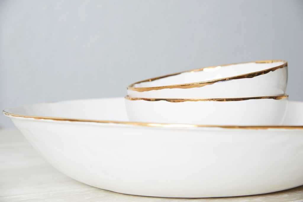 Gold collection ceramics by Vajillas del Ultrmar